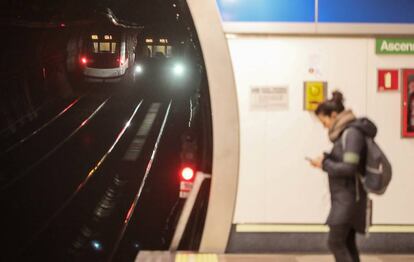 Una viajera en una estación de Metro a principios de febrero.