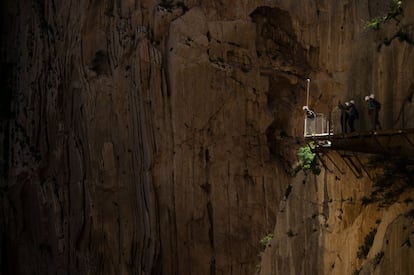 El malagueño desfiladero de los Gaitanes alcanza los 300 metros de altura. El poder erosionador y la fuerza del río Guadalhorce, autor de este escenario natural, hizo que a principios del siglo XX se construyera una central hidroeléctrica que la aprovechara. La obra se acompañó de una pasarela de un metro de ancho colgada del vacío a 100 metros sobre el río, para que los operarios pudiesen moverse con mayor facilidad y celeridad por el cañón. Fue el rey Alfonso XIII quien lo inauguró dando pie al nombre. Hoy, totalmente reformada, se puede recorrer con total seguridad. www.caminitodelrey.info