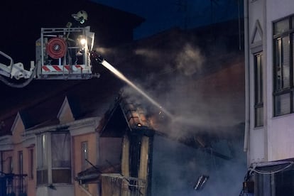 Equipos de emergencias sofocan el incendio de la calle La Albericia, en Santander.