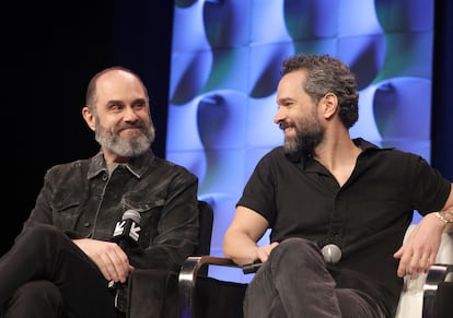 Craig Mazin (izquierda) y Neil Druckmann, en un panel sobre la segunda temporada de 'The Last of Us' en el festival SXSW de Austin, Texas, el 8 de marzo de 2025.