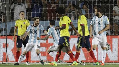 Messi y Di María celebran el tercer gol argentino ante Colombia.