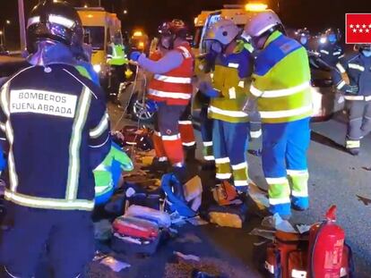 Bomberos y médicos del Summa atienden a los heridos en el accidente de Fuenlabrada.
