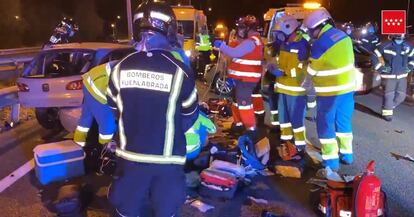 Bomberos y médicos del Summa atienden a los heridos en el accidente de Fuenlabrada.