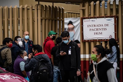 Decenas de personas esperan, a las afueras del Hospital General de México.