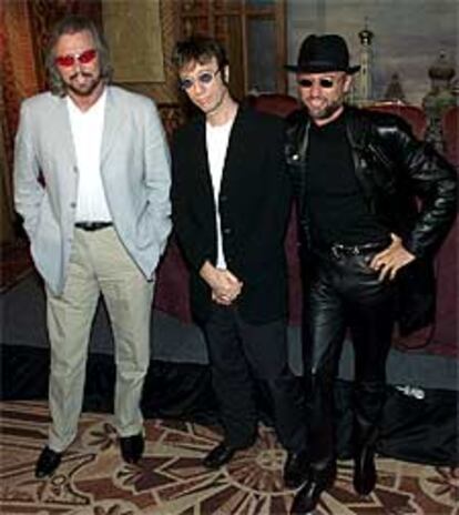 Los tres componentes del grupo Bee Gees, los hermanos Barry, Robin y Maurice, en una foto realizada en abril de 2001 en Nueva York.