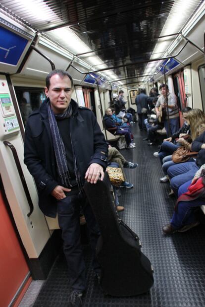 Ismael Serrano, en el metro de Madrid.