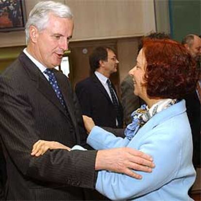 El comisionado de la UE para la Conferencia Intergubernamental, Michel Barnier, saluda a Ana Palacio ayer en Bruselas.