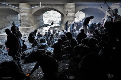 Cientos de adictos se agolpan bajo el puente de Pul-e-Sukhta, en Kabul.