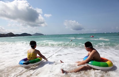 China. El caso chino es llamativo porque, lejos de acercarse a la igualdad, se ha vuelto incluso más restrictivo en los últimos años. En 2014 se aprobaba una ley que anulaba el permiso para el toples femenino en la única playa del país en el que este no estaba radicalmente prohibido: Dadong Hai. Y este verano también ha dejado una anécdota al respecto. 'El bikini de Beijing', una práctica realizada por algunos hombres chinos de mediana edad que, ante las altas temperaturas, han remangado tradicionalmente sus camisetas dejando sus barrigas al aire, ha sido ahora prohibida por considerarlos "incivilizados".