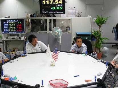 Mesa de negociación de divisas en una firma de valores de Tokio.