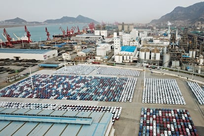 Coches de exportación en el puerto de Lianyungang (China), a comienzos de abril.