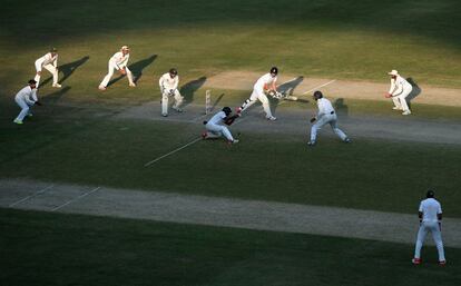 Jugadores de Inglaterra y Pakistán durante un partido de críquet celebrado en Dubái (Emiratos Árabes).