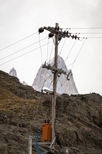 Transformador de electricidad al lado del Río Fitz Roy en marzo de 2022. En 2021, la municipalidad de El Chaltén adhirió a los Objetivos de Desarrollo Sustentable de la Agenda 2030. Uno de esos objetivos se refiere a la disponibilidad de agua y su gestión sostenible.    