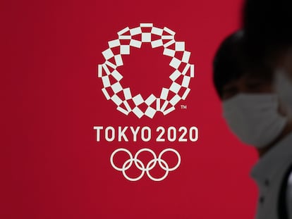 Un cartel con la imagen de los Juegos Olímpicos Tokio 2020 en la capital de Japón.