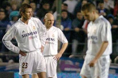 Beckham, Gravesen y Owen, el sábado  tras un gol del Depor.