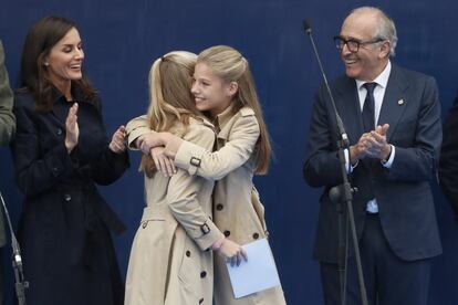 Igual que el viernes tras la pronunciar su primer discurso en la entrega de premios Princesa de Asturias, Leonor y su hermana Sofía se han dado un abrazo.