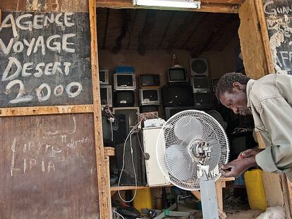 Nasser es un electricista de Chad, de 52 años, que se ha asentado en Dirkou. Su local ocupa el de una antigua agencia de viajes. Dice que está ya mayor para intentar una nueva vida en Europa, que él se queda aquí.