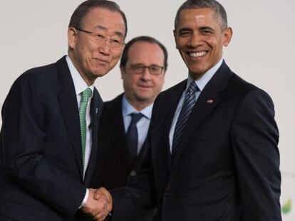 Ban Ki-Moon estrecha la mano a Obama ante Hollande.