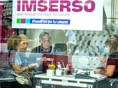 Varias jubilados piden información en una agencia de viajes en Valencia, en 2022.