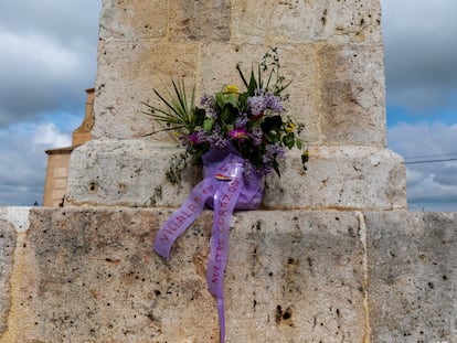 Flores en el monumento a los Comuneros en Villalar, Valladolid.