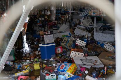 El interior de una de las viviendas afectadas por las inundaciones que han provocado desórdenes en los hogares de los habitantes de Roca de la Sierra (Badajoz)