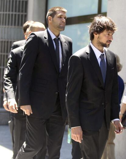 Los jugadores del Real Madrid de baloncesto Felipe Reyes (i) y Sergio Llull, antes de entrar a la capilla ardiente de María Ángeles Sandoval.