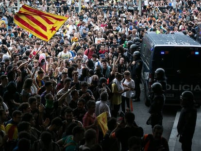 Manifestantes en el aeropuerto de Barcelona, este lunes.