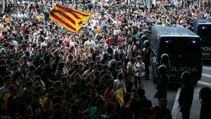 Manifestantes en el aeropuerto de Barcelona, este lunes.