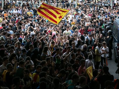 Manifestantes en el aeropuerto de Barcelona, este lunes.