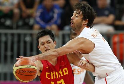 Navarro lucha por el balón con Chen Jianghua.
