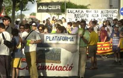 Participantes en la manifestación, ayer ante la sede de la patronal azulejera Ascer, en Castellón.