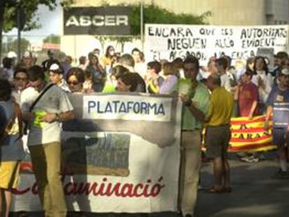 Participantes en la manifestación, ayer ante la sede de la patronal azulejera Ascer, en Castellón.