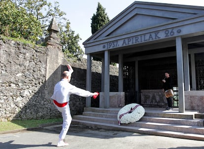 Un 'dantzari' baila frente a la corona de flores depositada en recordatorio a las víctimas del bombardeo de 1937.