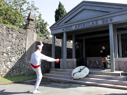 Un 'dantzari' baila frente a la corona de flores depositada en recordatorio a las víctimas del bombardeo de 1937.
