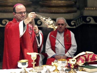 Munilla oficia la misa mayor en la iglesia donostiarra de Santa María, con motivo del patrón de la ciudad. 