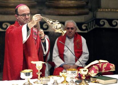 Munilla oficia la misa mayor en la iglesia donostiarra de Santa María, con motivo del patrón de la ciudad. 