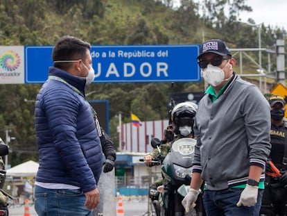 Elementos del Ejército refuerzan la frontera entre Colombia y Ecuador frente a la pandemia del coronavirus.