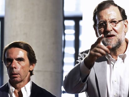 El expresidente del Gobierno, José María Aznar (i), junto con el también expresidente del Gobierno, Mariano Rajoy (d), en una imagen de archivo.