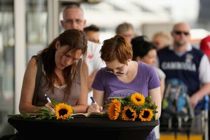 Várias pessoas formam fila para assinar o livro de condolências no aeroporto de Schiphol, em Amsterdã.