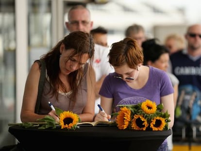 Várias pessoas formam fila para assinar o livro de condolências no aeroporto de Schiphol, em Amsterdã.