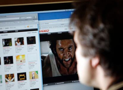 Un internauta visita una página <i>web</i> de descargas de archivos de películas, canciones y videojuegos.