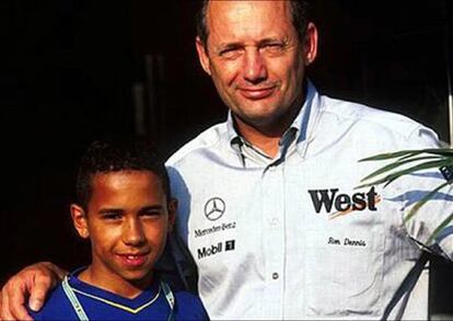 Un buen día —también según su web— el ya pequeño piloto se acercó al patrón del equipo McLaren, Ron Dennis, y le espetó: "Hola. Soy Lewis Hamilton. He ganado el Campeonato Británico [de karting en categoría de cadetes] y algún día quiero conducir tus coches". Ahí empezó una relación que daría mucho que hablar en el mundo del automovilismo. En la imagen, Hamilton y Dennis en 1995.