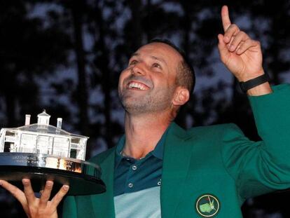 Sergio García, con el trofeo y la chaqueta verde del Masters 2017.
