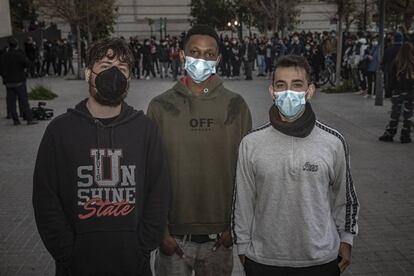 Joves que han participata  les protestes de València. D'esquerra a dreta, Juan Antonio Garcia Ruiz, Babacar Diagne i Max Cantón.