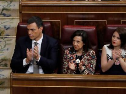 El PSOE centra la moción en la brecha entre un PP enriquecido y unos ciudadanos empobrecidos por la precariedad. Sánchez promete estabilidad. Rajoy, a la defensiva