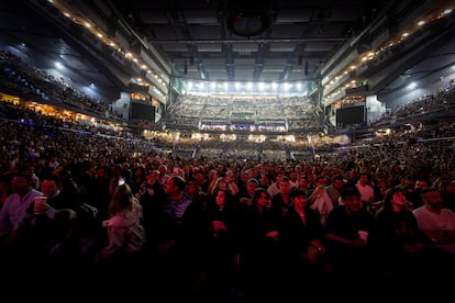 Asistentes al concierto en el Movistar Arena, esperan la salida al escenario de Joaquín Sabina.