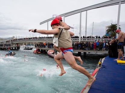 Un participante de la traves&iacute;a del Puerto se tira al agua disfrazado.