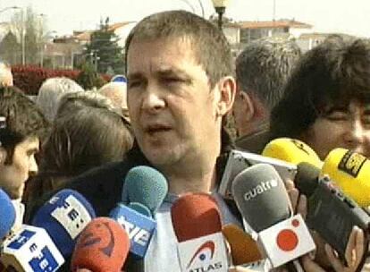 El dirigente de la ilegalizada Batasuna, Arnaldo Otegi, se ha referido hoy a la entrevista a ETA publicada en el diario Gara. Otegi ha calificado el comunicado de ETA publicado hoy en Gara de "gran oportunidad" a la que espera que sepan responder las fuerzas políticas. Otegi ha participado en una marcha de Irún hacia Hendaya convocada por un grupo de ciudadanos para celebrar el Aberri Eguna.