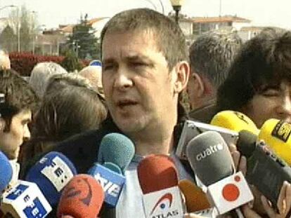 El dirigente de la ilegalizada Batasuna, Arnaldo Otegi, se ha referido hoy a la entrevista a ETA publicada en el diario Gara. Otegi ha calificado el comunicado de ETA publicado hoy en Gara de "gran oportunidad" a la que espera que sepan responder las fuerzas políticas. Otegi ha participado en una marcha de Irún hacia Hendaya convocada por un grupo de ciudadanos para celebrar el Aberri Eguna.