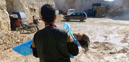 Un hombre traslada el cadáver de un niño en Jan Sheijun